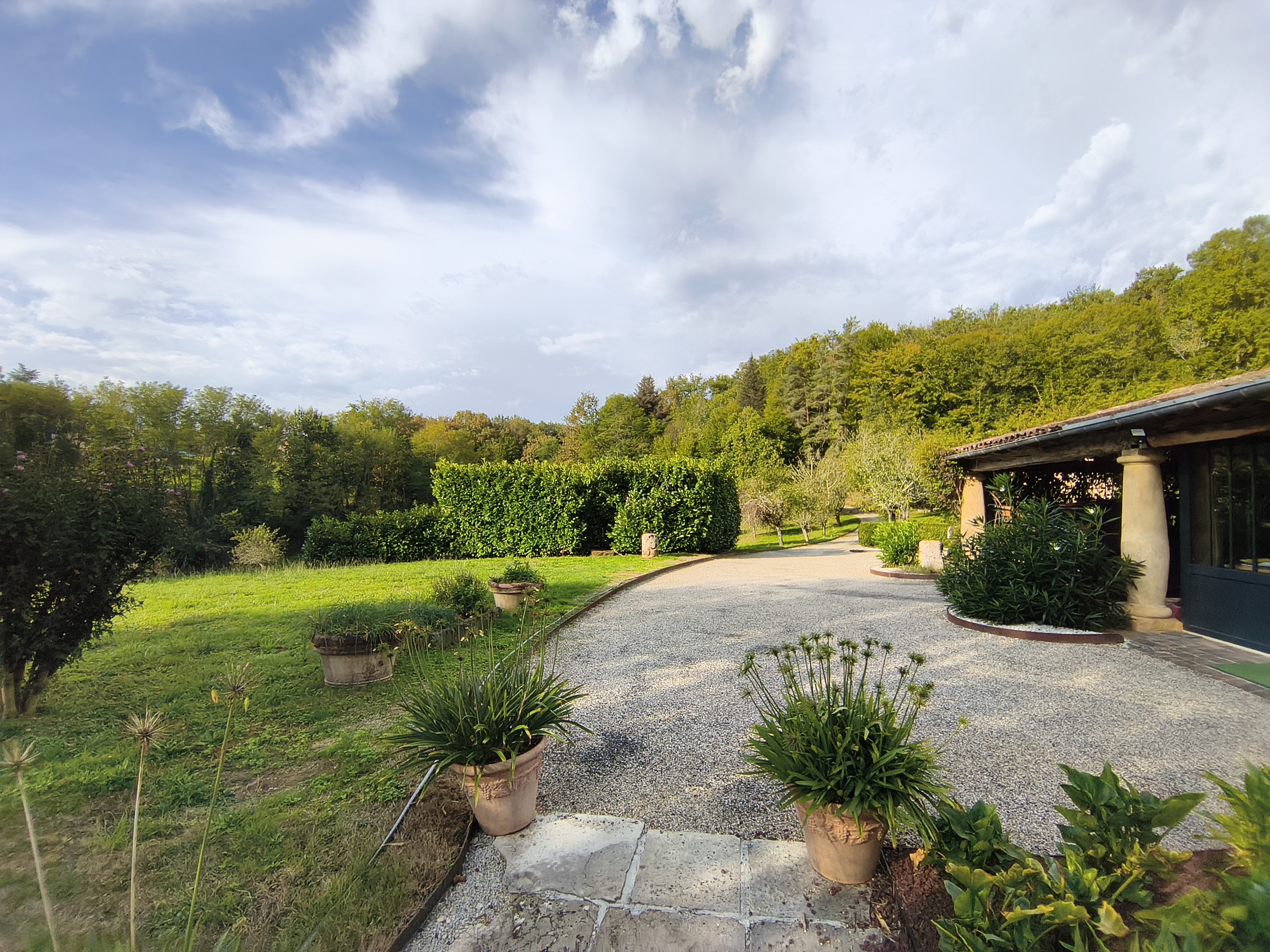 Allée d'arrivée et jardins