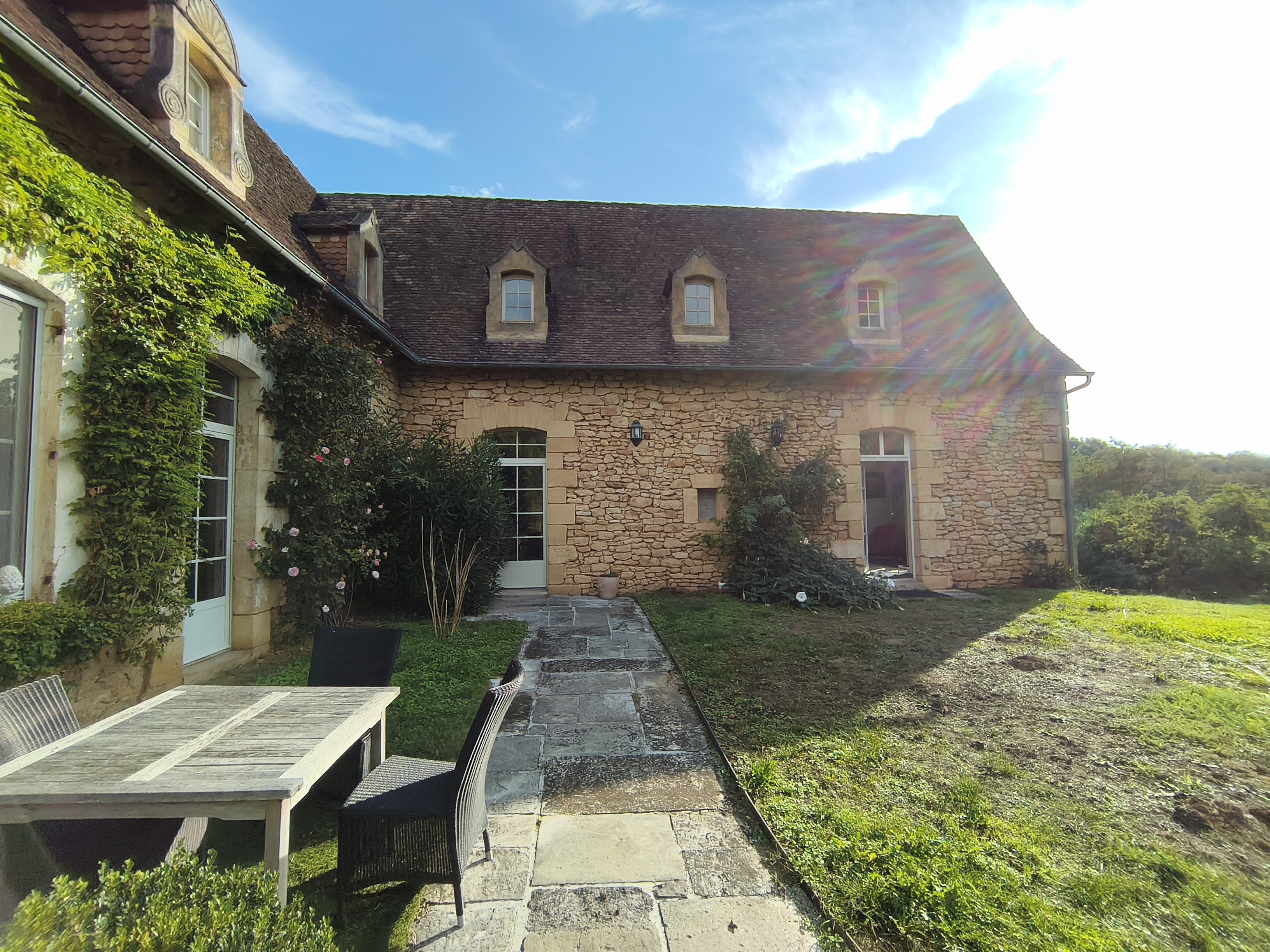 Façade en pierre de La Lignée Basse