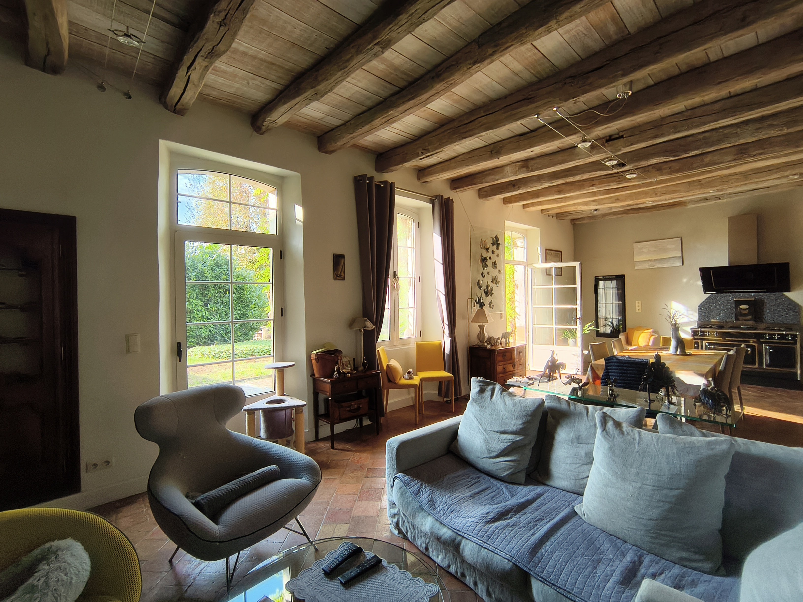 Salon lumineux avec mobilier design